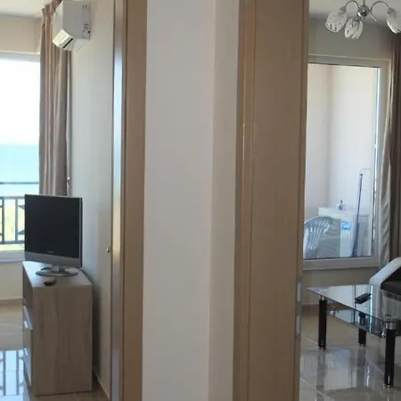 Goldenseaview Apartment *